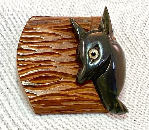 BP269 bakelite fox on wood log pin